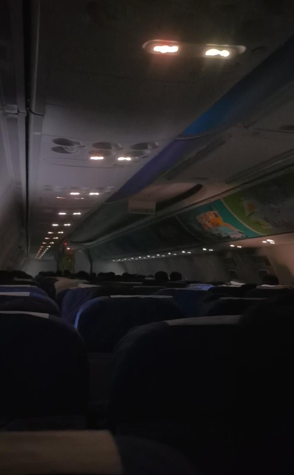 盒马配资 珠海飞太原航班遇雷暴紧急备降，乘客称机上颠簸严重还能看见闪电，航司回应
